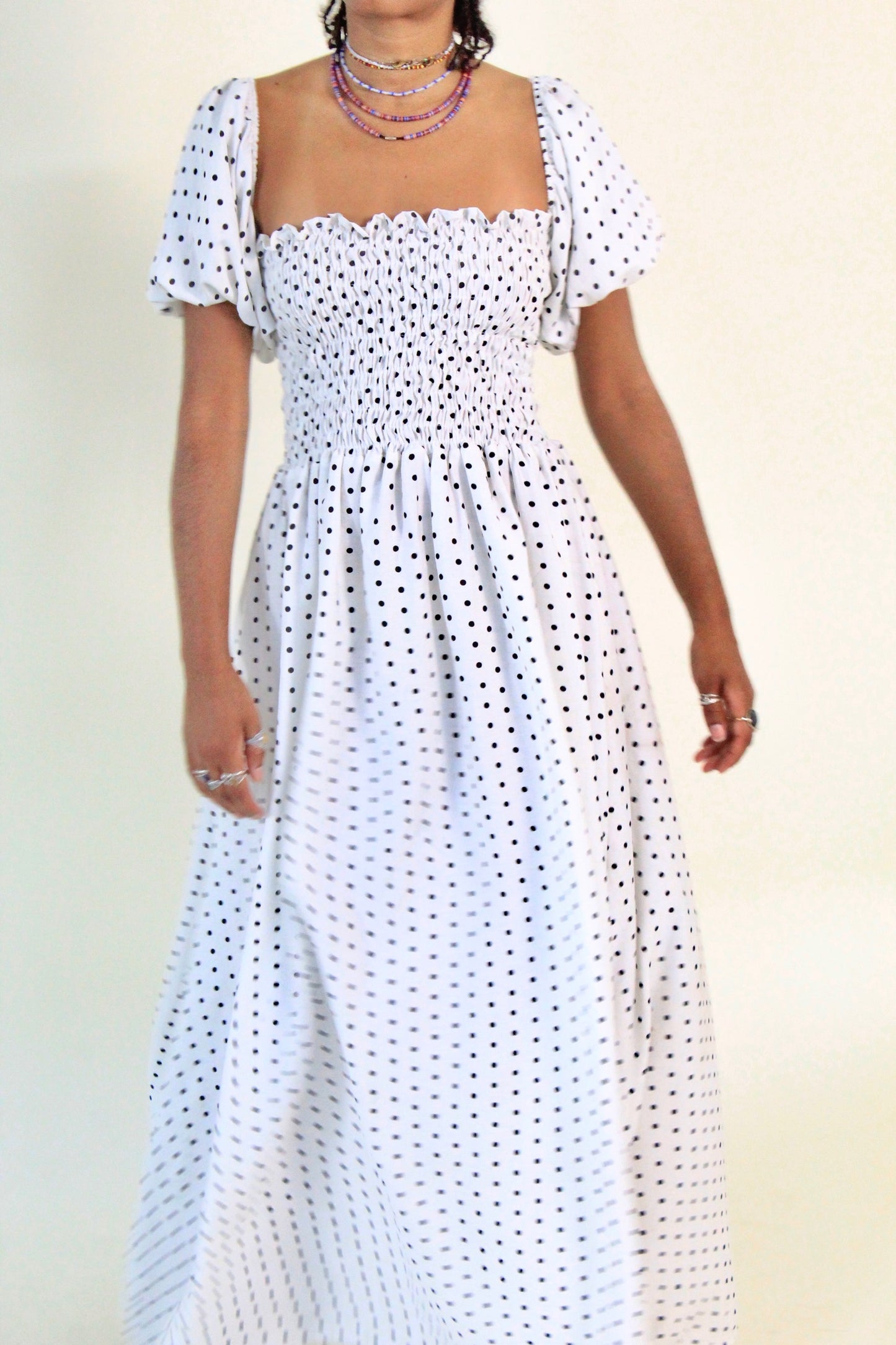 Robe blanche à pois noir