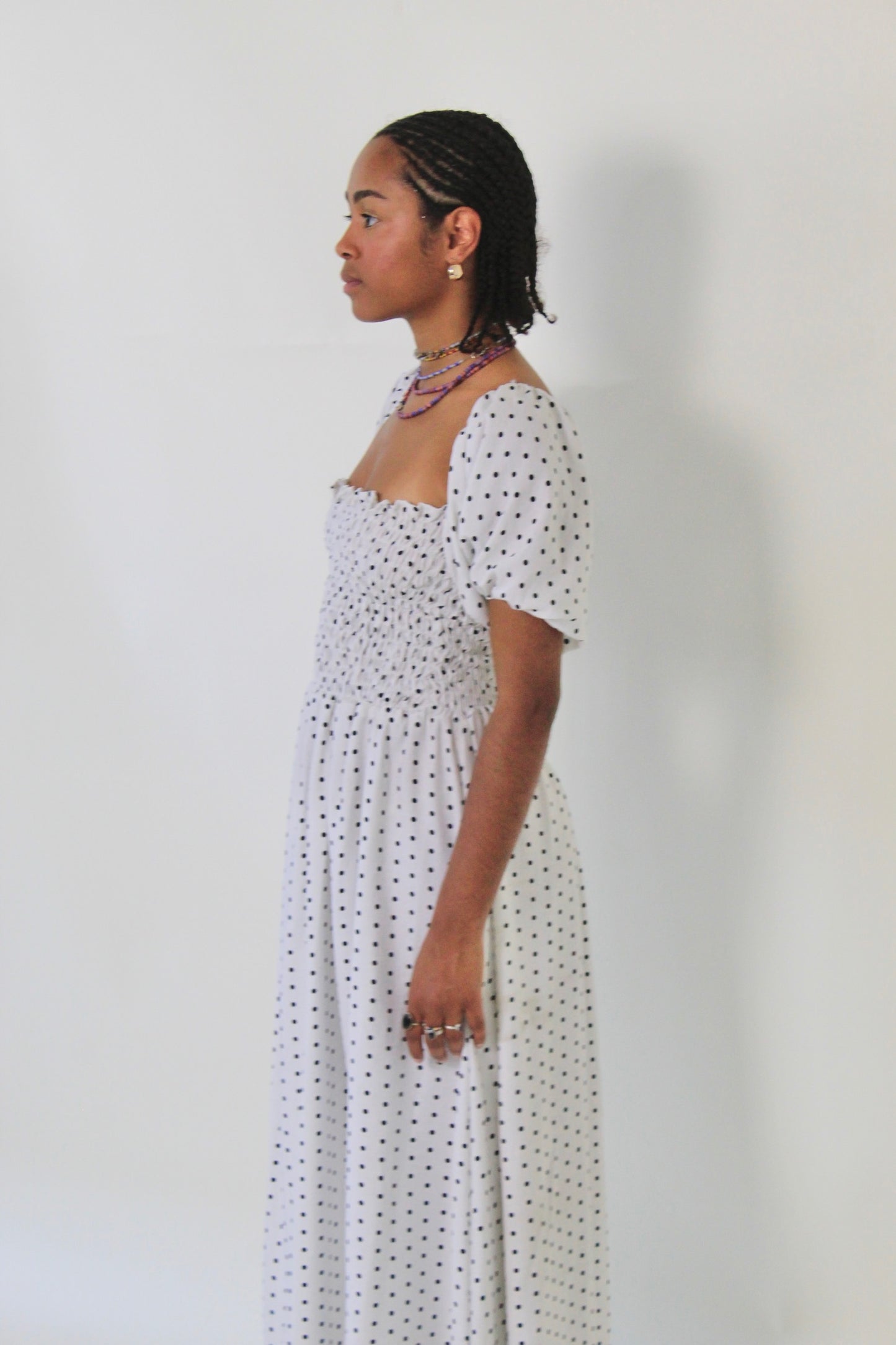 Robe blanche à pois noir